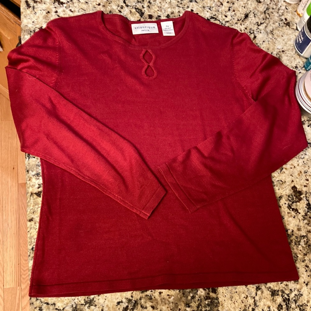 Silk sweater in perfect shape and ideal for a casual business day or with a suit